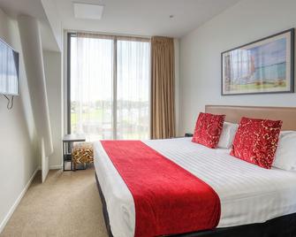 Ramada Suites by Wyndham Auckland Manukau Pacfic Centre - Manukau Central - Bedroom
