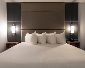 Carriage House Hotel & Conference Centre - Calgary - Bedroom