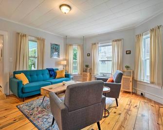 Updated Vintage Apartment Less Than half Mi to Main St - Keene - Soggiorno