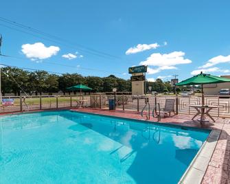 Quality Inn Little Creek - Virginia Beach - Pool