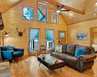 Gorgeous Idyllic Cabin w Hot Tub and Fire Pit Quittin Time is Secluded Romantic Oasis w Luxury Bathroom Double Shower and Bathtub Foosball Table - Broken Bow - Living room