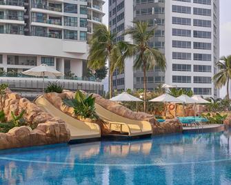 Renaissance Kuala Lumpur Hotel & Convention Centre - Kuala Lumpur - Piscina