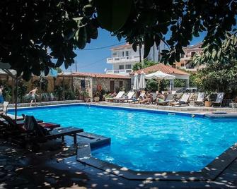 Aegeon Hotel - Karlovasi - Piscina