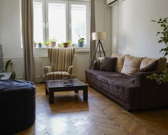 Cozy apartment, located in a quiet street but still close to center. - Senec - Living room
