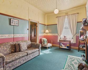 Comstock Cottage Await's You. - Queenstown - Wohnzimmer