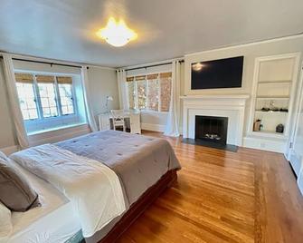 Timeless Tudor w/ Game Room, Pool Table & Hot Tub - San Jose - Soverom