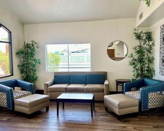 Budget Inn Suites - Phoenix - Living room