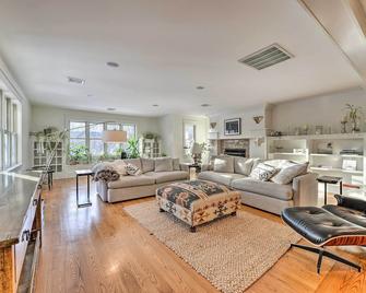 Keene Villa Near Skiing, Swimming and Hiking! - Keene - Soggiorno