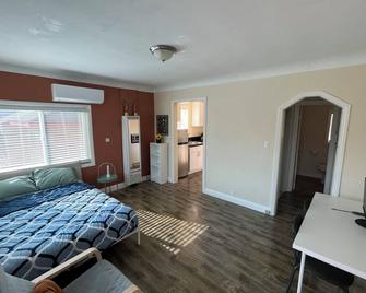 Private quiet studio in Central LA close walk distance from LA general and Keck - Los Angeles - Living room