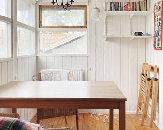 4 Person Holiday Home in Grisslehamn - Grisslehamn - Dining room