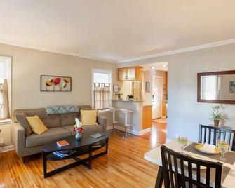 Charming Home in Quiet Historic Neighborhood Near Lakes and Downtown - Minneapolis - Salon