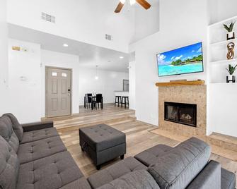 Cute 3BR Home near Downtown, State Fair of Texas, Deep Ellum and much more… - Dallas - Living room