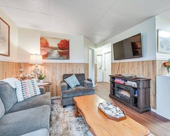Centrally Located Soldotna Apartment with Patio! - Soldotna - Living room