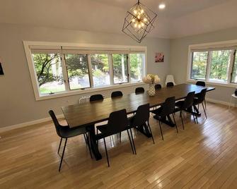 Large Vacation Home Villa- Pool, Indoor Hotub, Game Room, up to 25 guests - Monticello - Їдальня