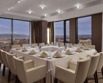 Ramada by Wyndham Sibiu - Sibiu - Bar