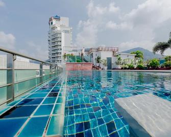 โรงแรมแอสเพอรี่ - ป่าตอง - สระว่ายน้ำ