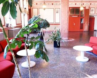 Riviera Hotel - Newark - Lobby