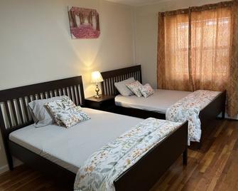 First floor cozy apartment( on second level), Great place for any family . - Queens - Bedroom