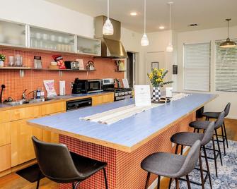 Spacious 5-Bedroom house in Austin w/ WiFi, AC, attached baths, 10 mins from DT. - Austin - Cocina