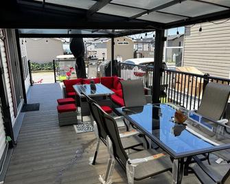 Family Cottage - Steps from the Beach Sherkston Shores Cottage Rental - Port Colborne - Balkon