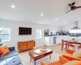 Less Than 1 Block to City Park New-Build Apt in Denver! - Denver - Living room