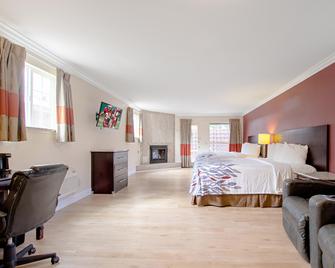 Red Roof Inn & Suites Monterey - Monterey - Κρεβατοκάμαρα