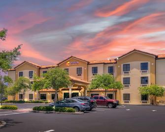 Comfort Inn & Suites Northeast - Gateway - St. Petersburg - Building