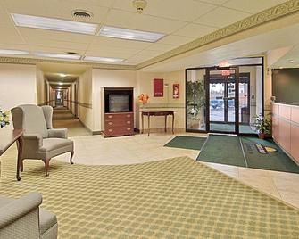Days Inn by Wyndham Cleveland Lakewood - Cleveland - Lobby