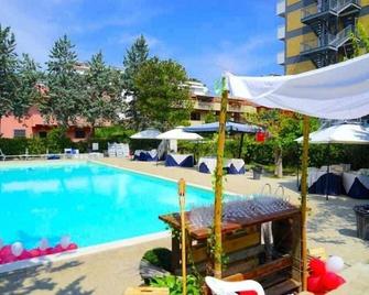Residence Club le Nazioni - Montesilvano - Zwembad