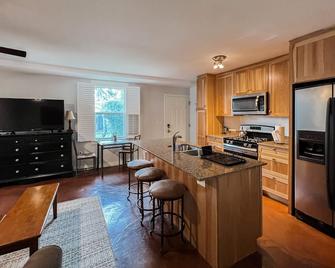 Triplex Unit 3 Miles From Downtown with office space - Austin - Cuina