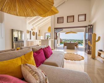 Villa Serugrandi met Prachtig Wijds Uitzicht Over het Eiland en op de zee - 그로테 베르흐 - 거실