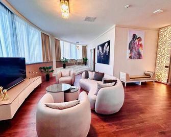 Sky Tower Hotel - Batumi - Living room
