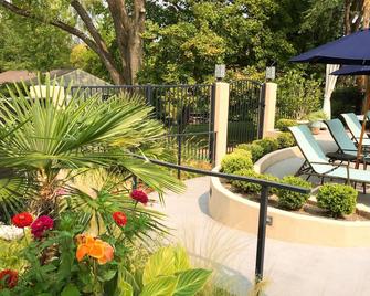 Palm Hotel - Ashland - Patio