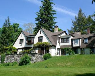 Whistler's Inn Bed & Breakfast - Lenox - Building