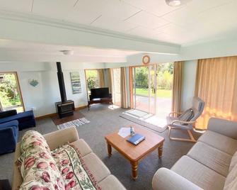Coastal Charm in Patons Rock - Takaka - Sala de estar