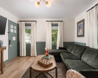 Petit Soleil - Bed, Breakfast and Bar - San Luis Obispo - Living room