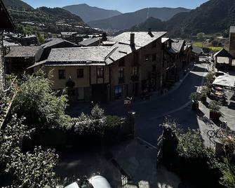 Hotel Santa Bàrbara De La Vall D'ordino - Ordino - Building