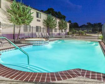 Super 8 by Wyndham Cleveland TX - Cleveland - Piscina