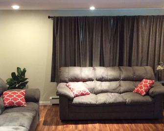Beautiful, Midtown location, near bike trail and has 2 living rooms - Anchorage - Stue