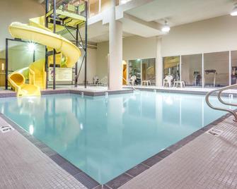 Super 8 by Wyndham Abbotsford BC - Abbotsford - Pool