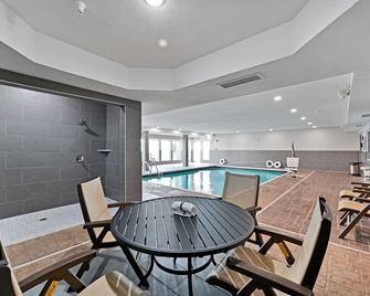 Country Inn & Suites Bloomington-Normal Airport - Bloomington - Piscine