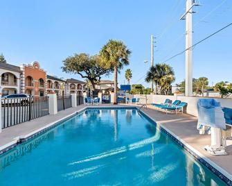 Travelodge by Wyndham Suites St Augustine - St. Augustine - Πισίνα