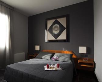 Hotel Zone - Rome - Bedroom