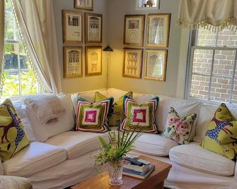 Holly's Cottage. Circa 1867 Historic home. 3 blocks from Forsyth Park. - Savannah - Living room