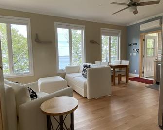 Magical Modern Beach House on Bras D'or Lakes/Surround Deck/Newly Built - Dalem Lake - Sala de estar