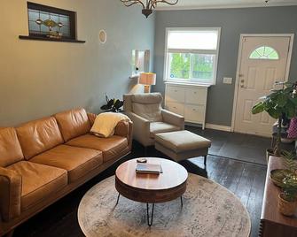 Stylish Garden suite in the heart of East Van w Mtn views. Downtown in 15 mins! - 溫哥華 - 客廳