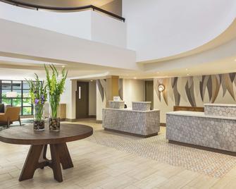 Hilton Garden Inn Monterey - Monterey - Lobby