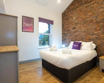 Pillo Rooms Serviced Apartments - Salford - Manchester - Bedroom