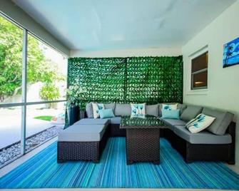 Tropical 3 Bedroom Oasis with Private Pool. - West Palm Beach - Sala de estar