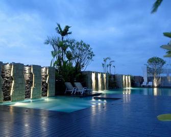 Sunee Grand Hotel and Convention Center - Ubon Ratchathani - Piscina